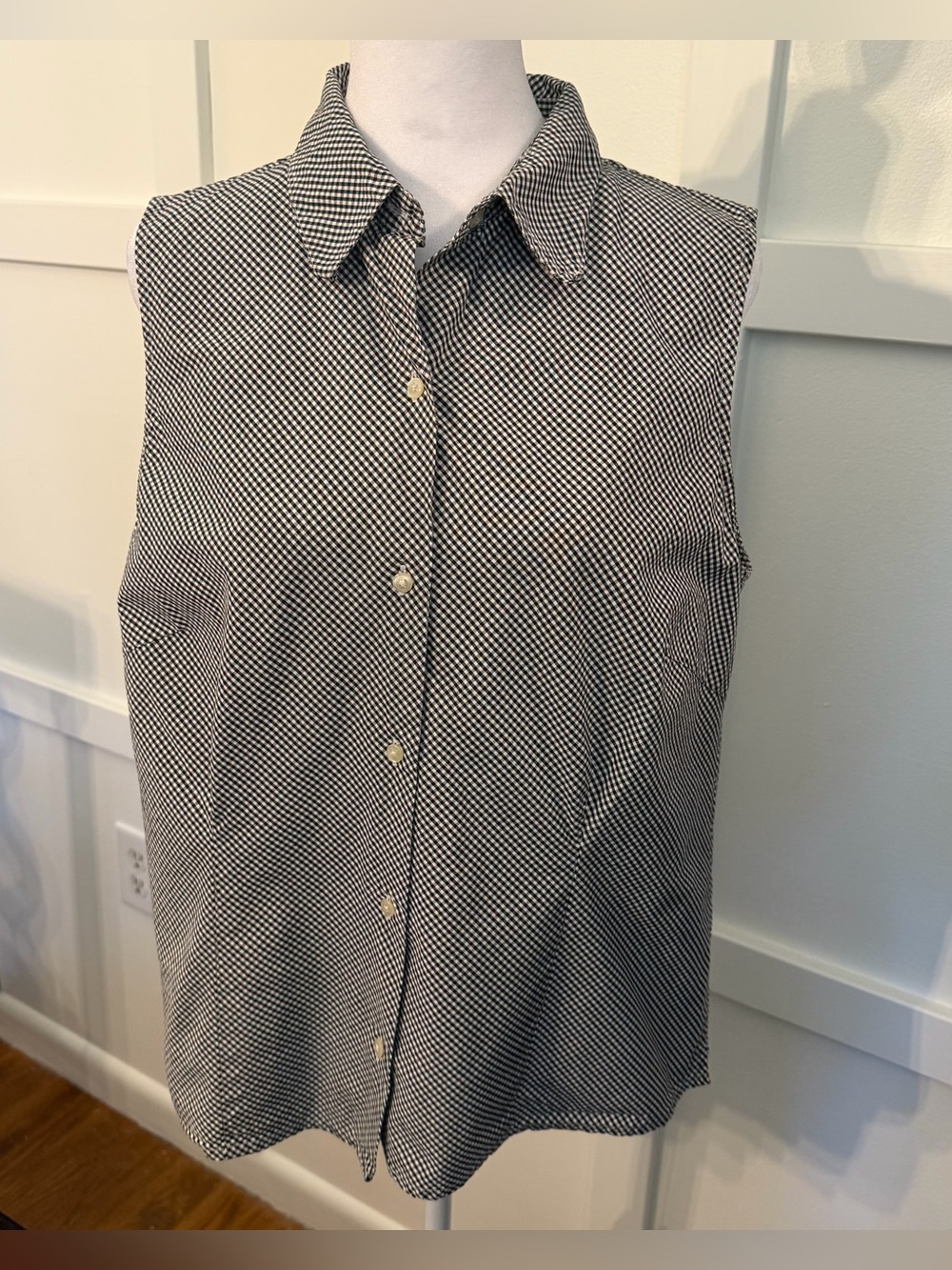 Geoffrey Beene Black & White Gingham Sleeveless Button-Down Shirt